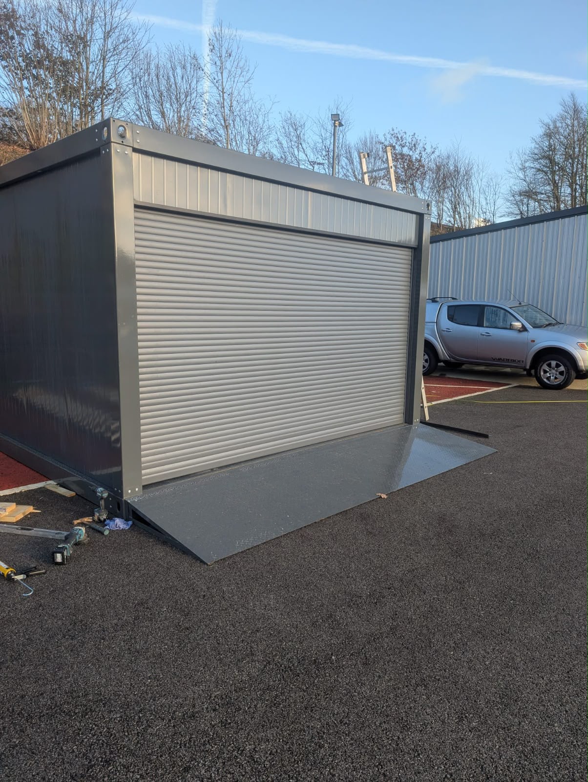 Garaje modular Canaria Nexus con puerta enrollable